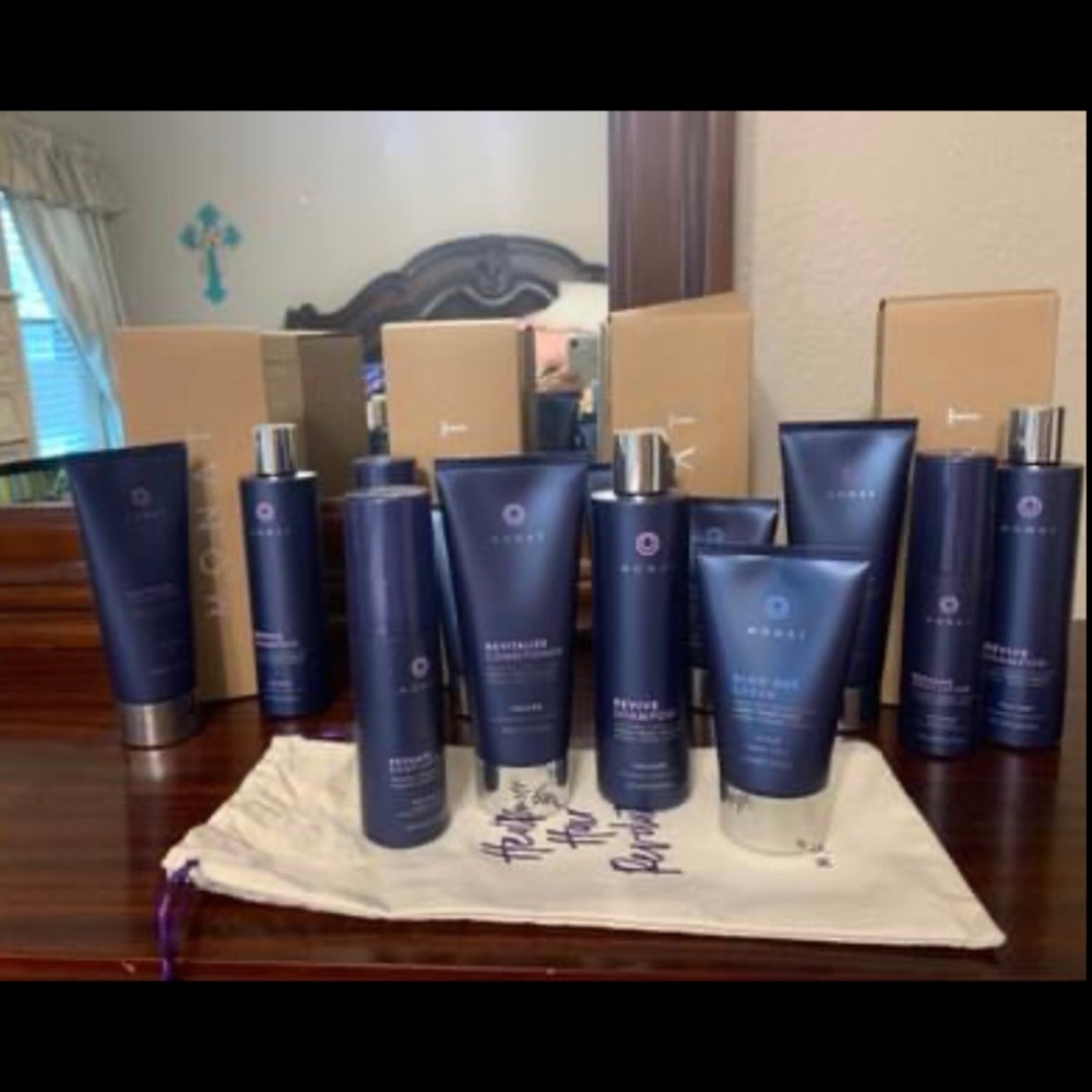 Brand new and sealed Monat 10 piece Hair Care Set.